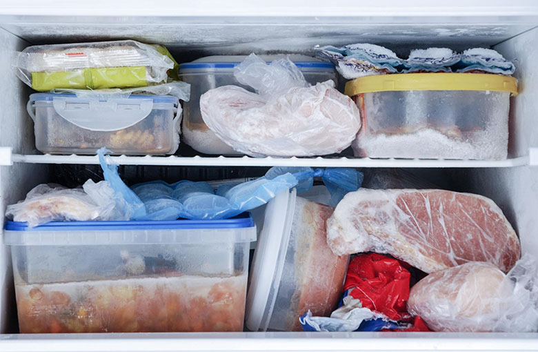 Cách tiết kiệm điện tủ lạnh: Chứa quá nhiều/ít thức ăn trong tủ
