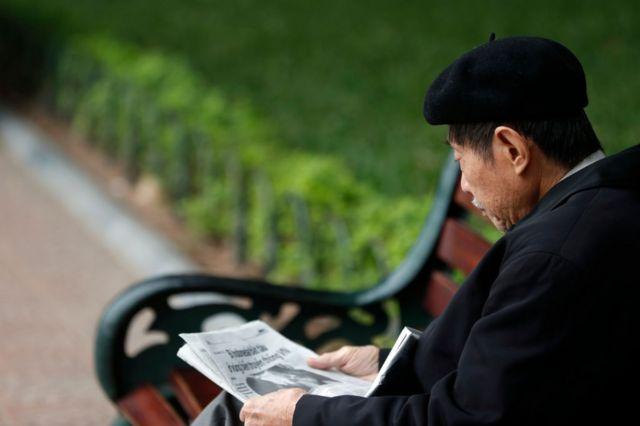 Một người đọc báo tại Hà Nội