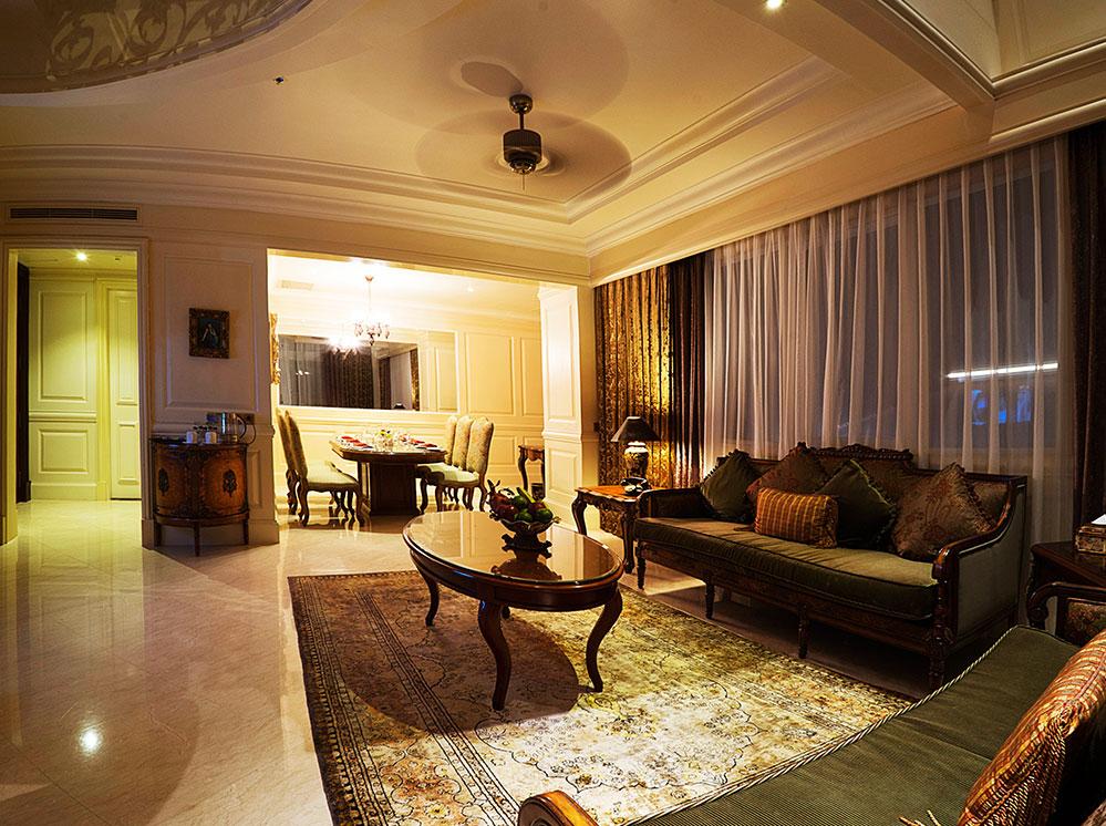 http://www.imperialhotel.vn/upload/images/ROOM-HOTEL-ROYAL%20SUITE/KING/KING-SUITE-02.jpg