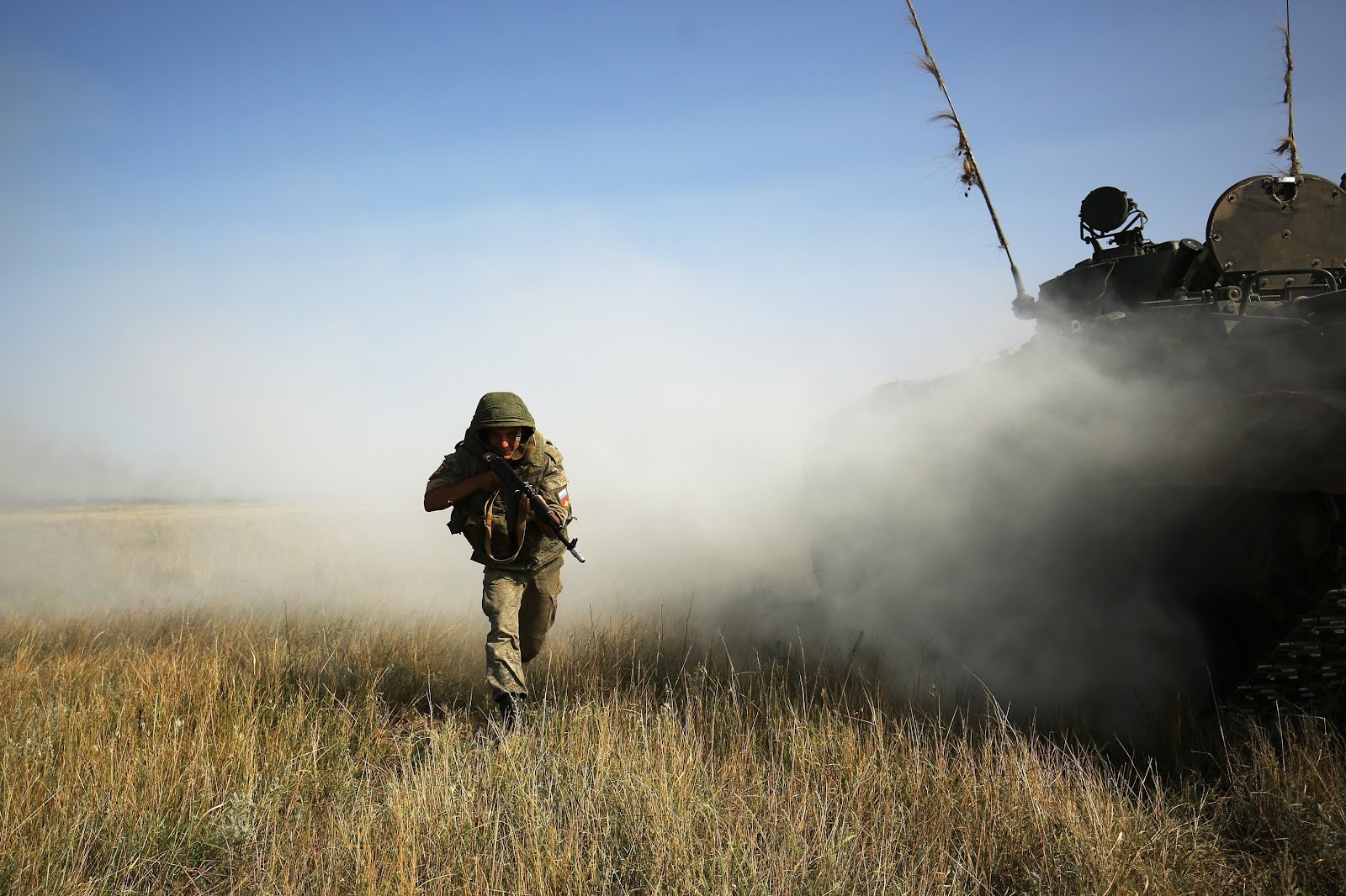 Военнослужащий во время ротно-тактических учений Южного военного округа Военнослужащий во время ротно-тактических учений Южного военного округа