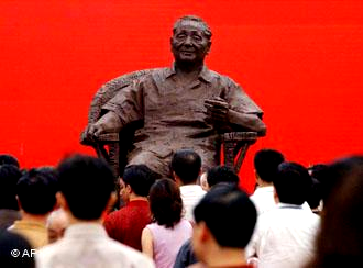 Visitors look at the bronze statue of Deng Xiaoping which was installed to celebrate the100th anniversary of his birth, on Saturday, Aug.21,2004 in Guangan, Deng