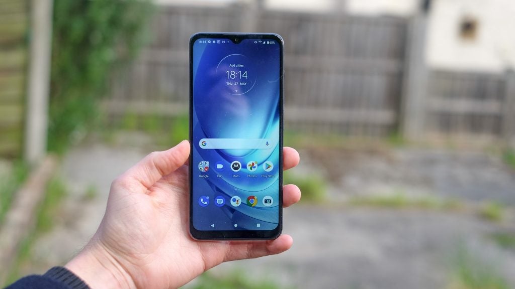 La pantalla de inicio del Motorola Moto G50 en la mano