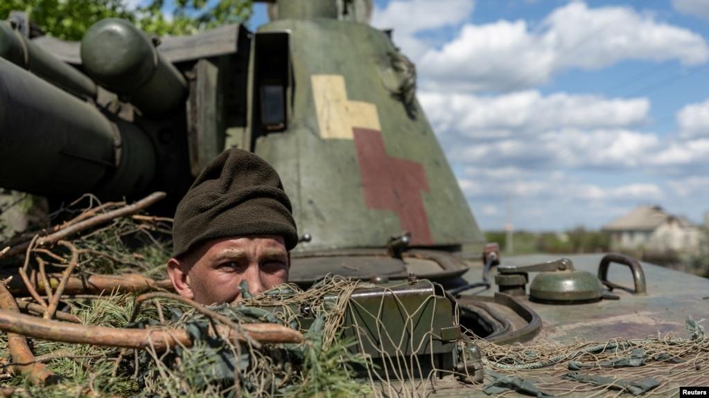 乌克兰军人在顿涅茨克地区城市利曼的前线乘坐坦克前进（2022年9月28日）
