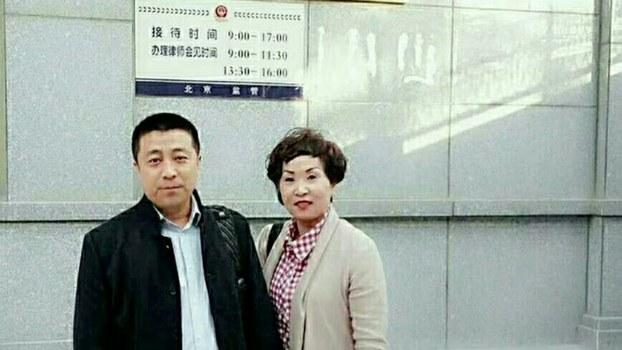 017年11月8日,律师任全牛(左)与丁灵杰的朋友程玉兰到北京石景山看守所了解最新情况。(程玉兰提供