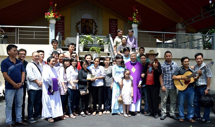 Cha Giám tỉnh DCCT chụp hình với gia đình và thân hữu của thầy giáo Đinh Đăng Định