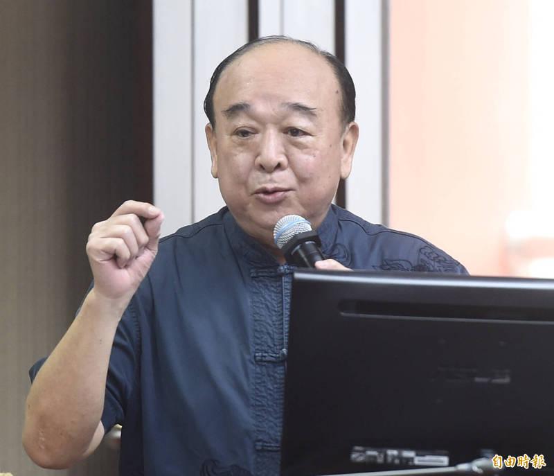 吳斯懷昨日在臉書稱,總統蔡英文到澎湖視察表示「身為中華民國的空軍,怎麼可以讓別人在自己的領空上耀武揚威」,他則說,總統府現在共軍還沒到我們領空耀武揚威。(資料照)
