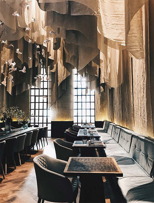 Interieur luxe restaurant met een bijzonder plafond met stoffen