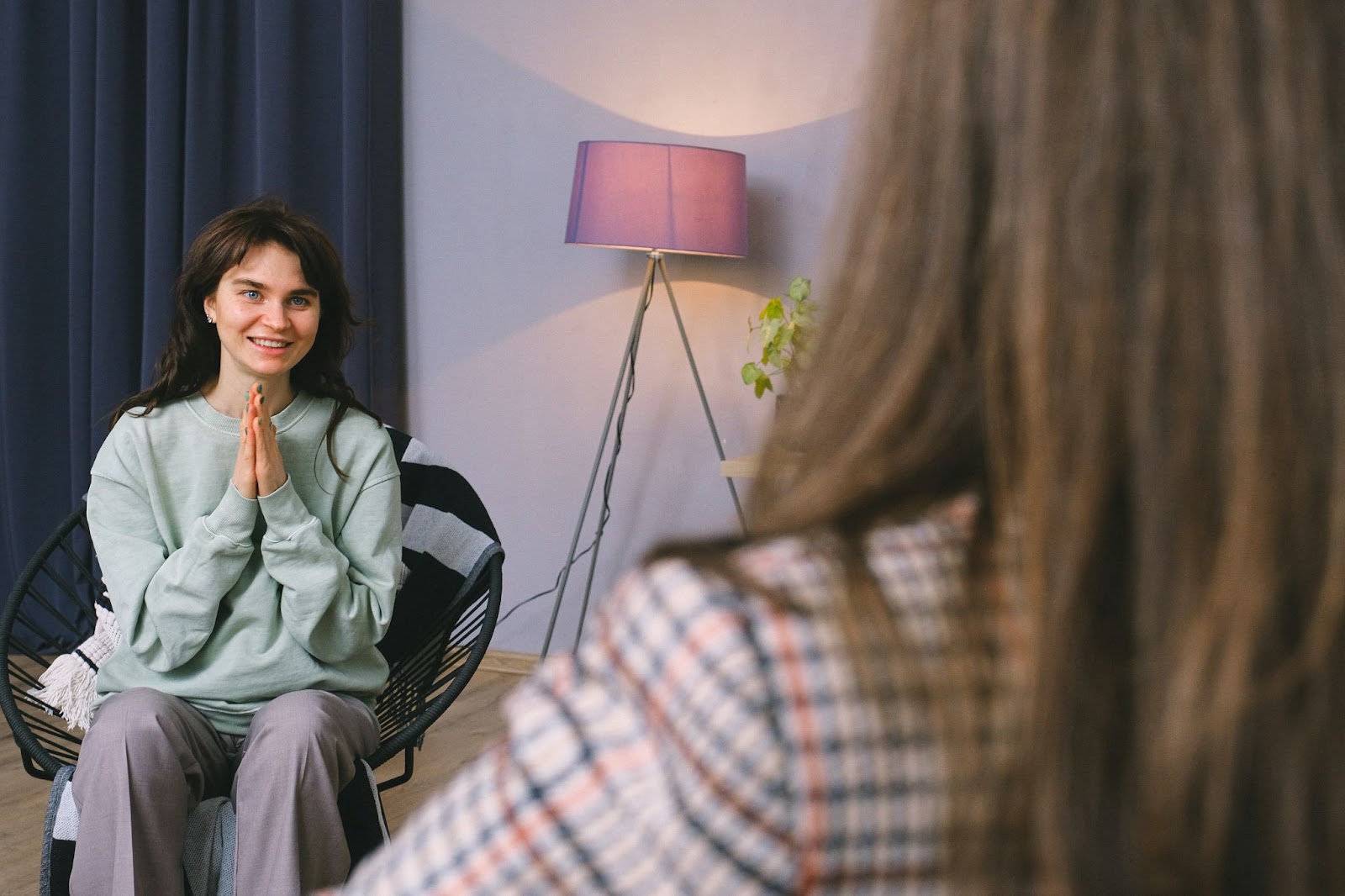 a girl sitting and talking with a therapist
for ultra rapid detox