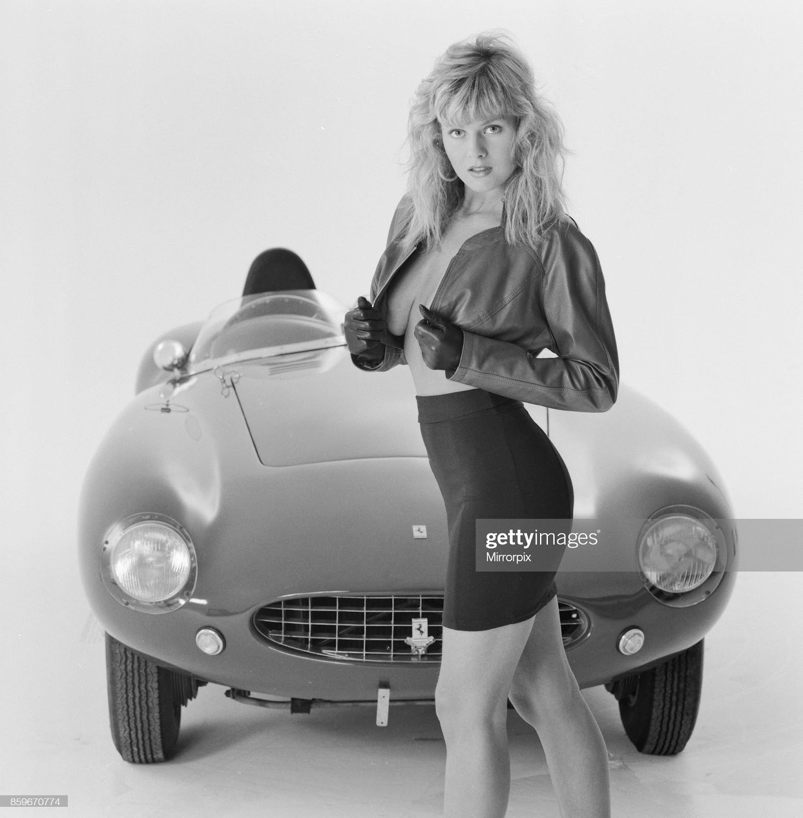 D:\Documenti\posts\posts\Women and motorsport\foto\1988\glamour-model-caroline-delahunty-poses-next-to-a-ferrari-19th-april-picture-id859670774.jpg