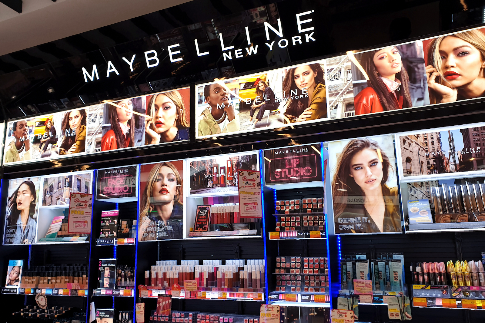 Thomas Lyle Williams named his mascara Maybelline in honor of his sister.
