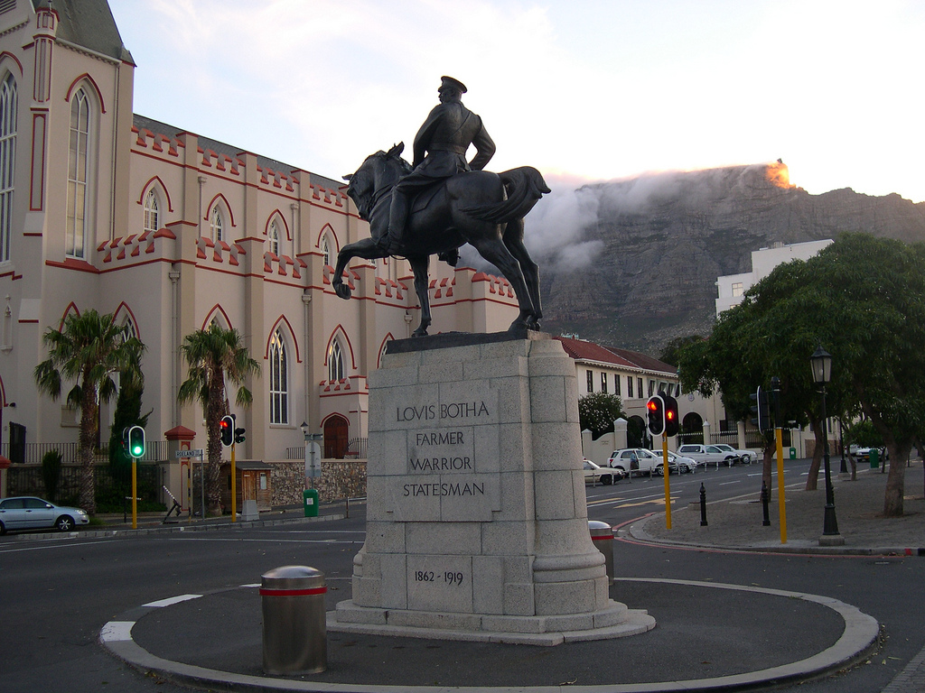Пам'ятник Луїсу Боті перед парламентом Південно-Африканської Республіки в Кейптауні