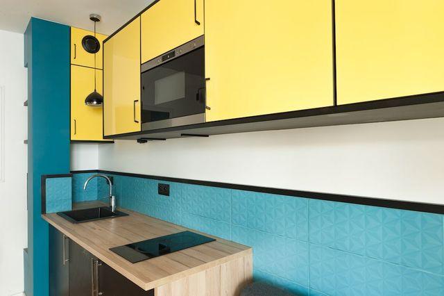 La cuisine est aussi un bon prétexte pour se faire plaisir sur la couleur des façades (réalisation Maéma Architectes).