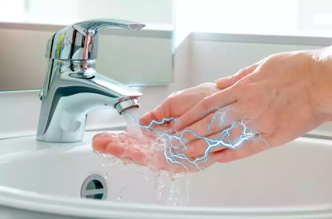 Мытье без воды купить. Кран с водой. Кран в ванной бьет током. Вода из крана бьет током. Вода бьет током в ванной.