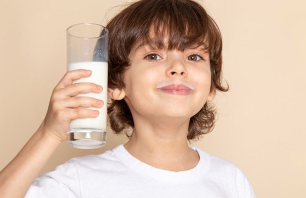 Nên bổ sung sữa đầy đủ cho bé từ nhỏ để bé có được các dưỡng chất cần thiết giúp tăng chiều cao & cân nặng