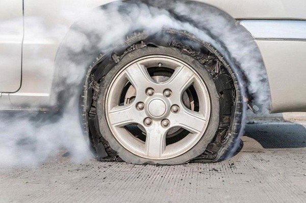 Những lưu ý khi xe ô tô bị nổ lốp
