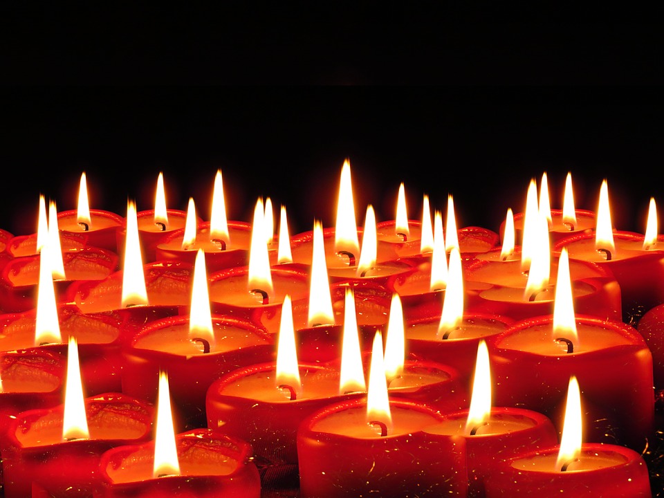 https://cdn.pixabay.com/photo/2015/09/14/07/48/candles-939237_960_720.jpg