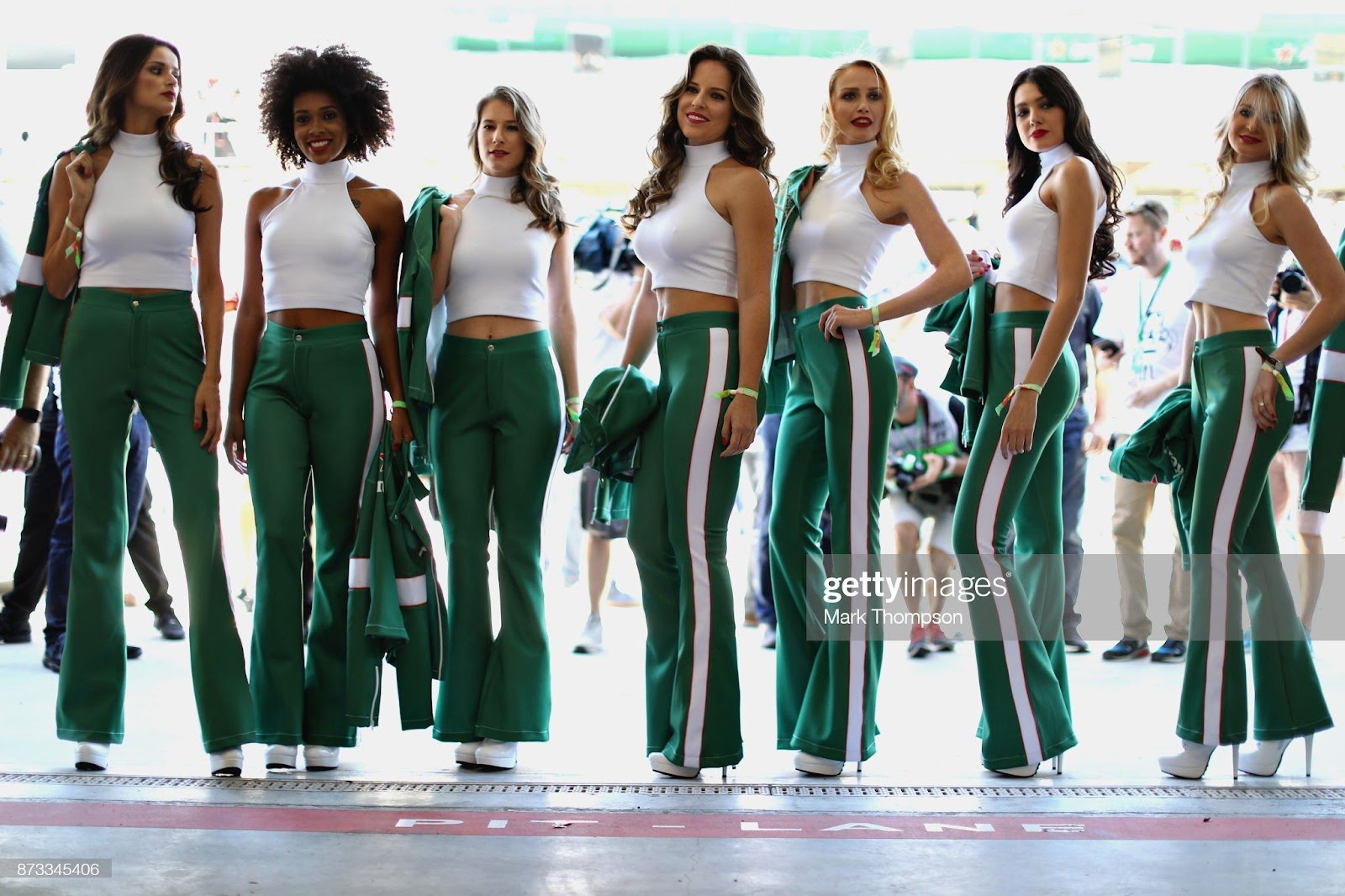 D:\Documenti\posts\posts\Women and motorsport\foto\Getty e altre\grid-girls-pose-for-a-photo-before-the-formula-one-grand-prix-of-at-picture-id873345406.jpg
