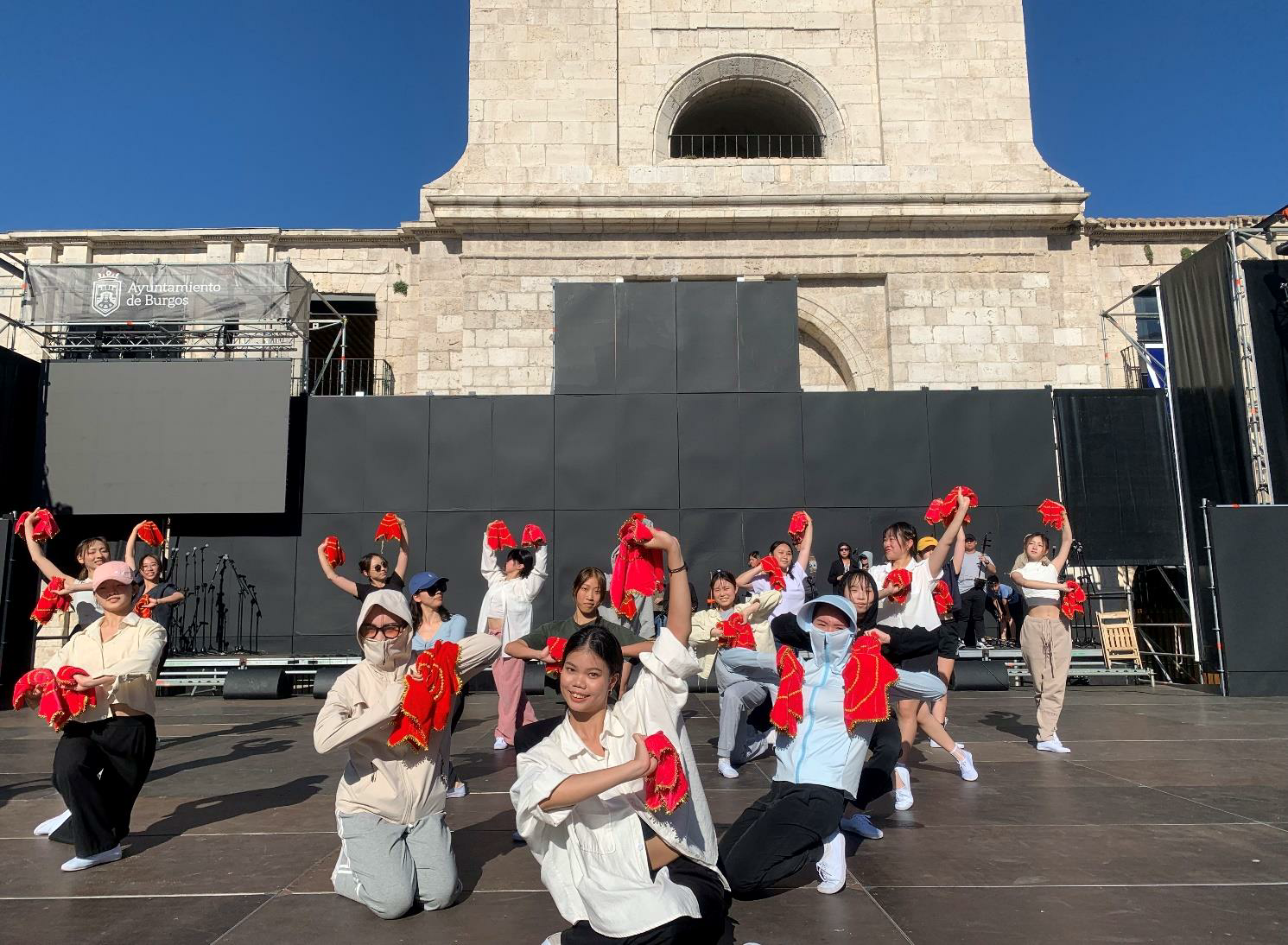 圖九：紅色手絹的鮮明色彩配合操耍的技法與肢體舞動，看起來充滿喜氣