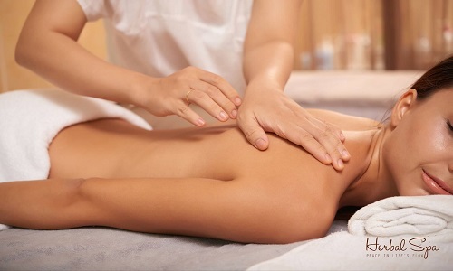 Du khách lựa chọn Herbal Spa là điểm đến để trải nghiệm massage cổ truyền