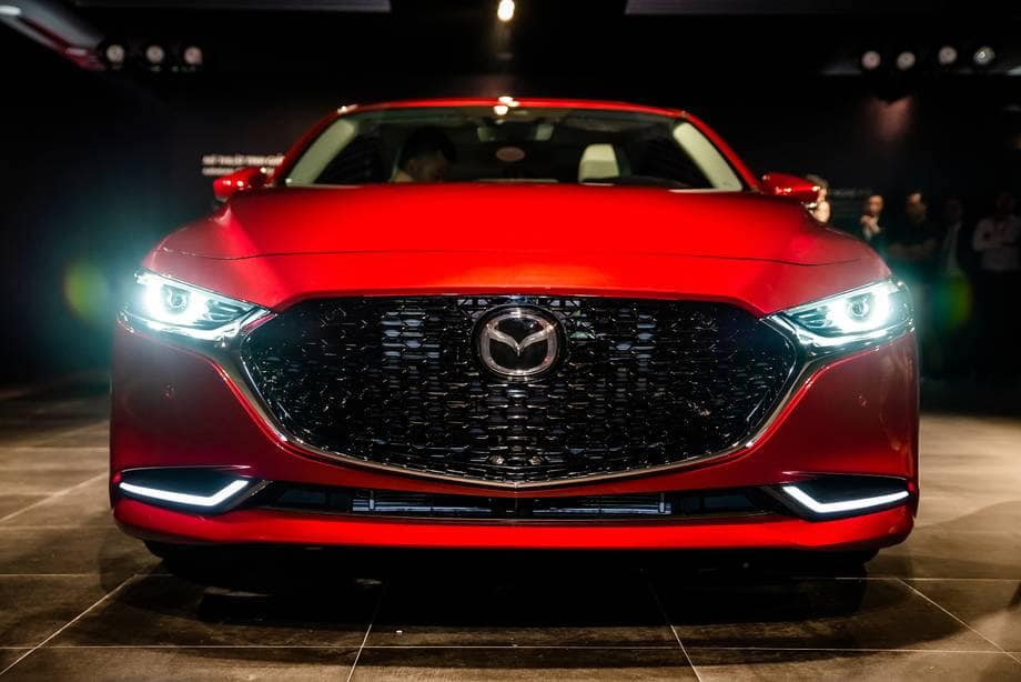 Mazda toát lên vẻ cuốn hút, mạnh mẽ với thiết kế đèn pha LED được thiết kế sắc sảo hai bên phía trước