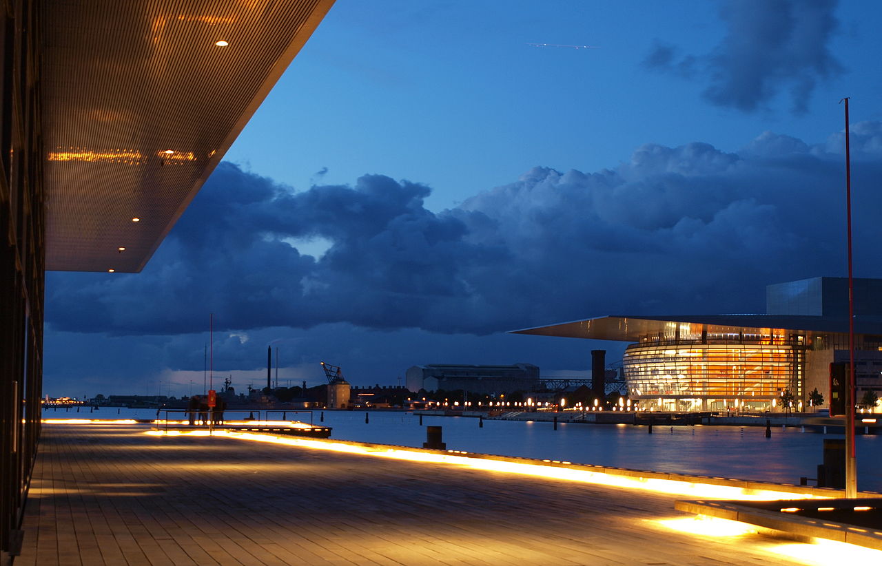 1280px-Neues_Schauspielhaus_und_neue_Oper_Kopenhagen_am_Abend.JPG