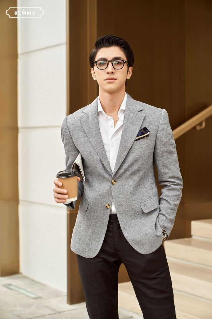 Mẫu vest ghi bạc màu, kẻ xước, ve to đột chỉ 2 cúc