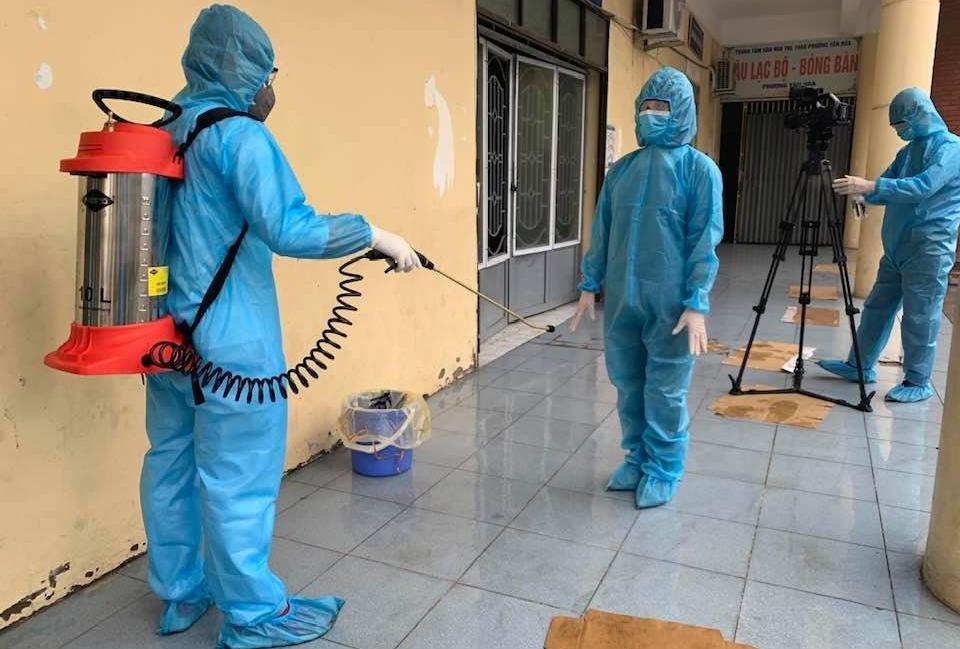 Nhân viên y tế phun thuốc khử khuẩn cho các phóng viên Đài PTTH Hà Nội sau khi tác nghiệp.