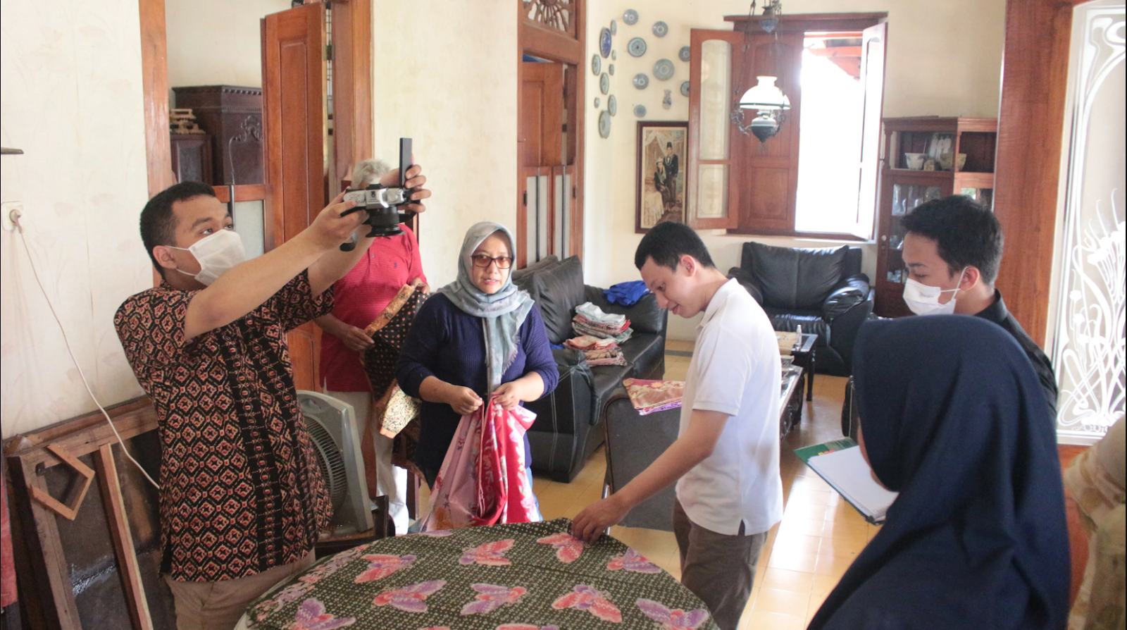 Tim Naratik melakukan penelitian dan pengamatan kain batik ke beberapa kota di Jawa Tengah. (Foto: Naratik)