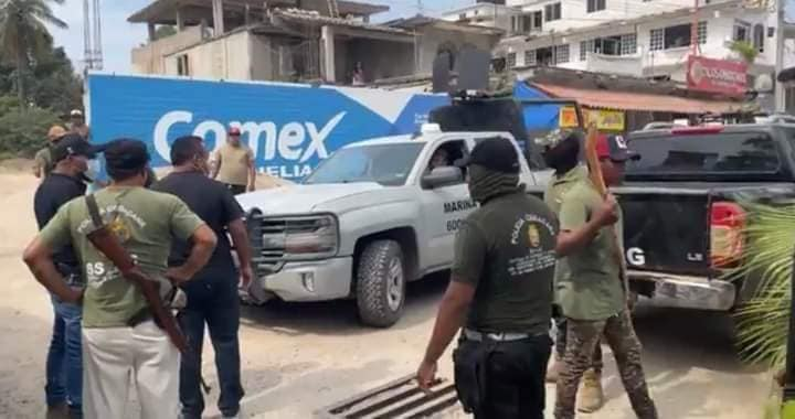 VIDEO: Narcos armados a bordo de camiones persiguen a convoy militar fuera de Michoacán