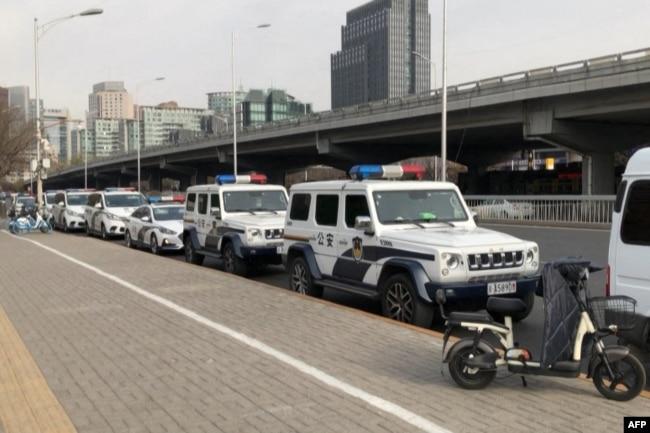 多辆警车沿路停靠在前一晚北京市民举行抗议严厉防疫封控的示威活动的亮马桥下。（2022年11月28日）