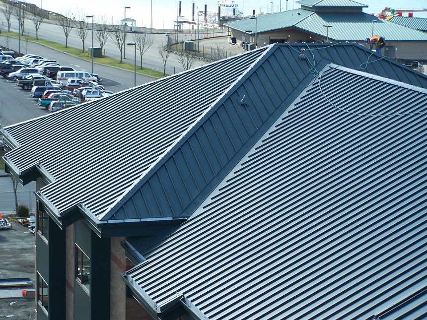 Lợp mái tôn cho ngôi nhà không chỉ giúp bảo vệ mà còn tăng thêm sự sang trọng cho ngôi nhà, thu hút ánh nhìn