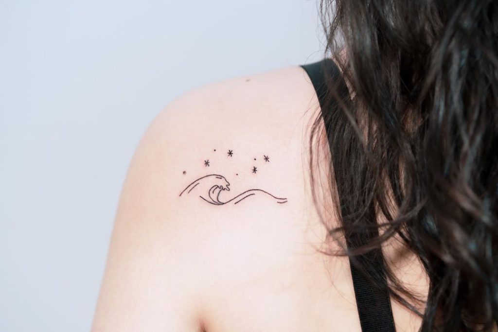 ลายสักเส้นสวยหัวไหล่