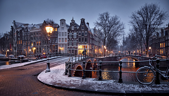 Rue le soir en hiver à Amsterdam