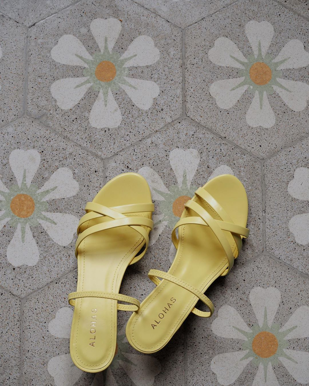 Las sandalias con tacón de color amarillo de esta foto, son el calzado favorito de la influencer española de moda Gigi Vives