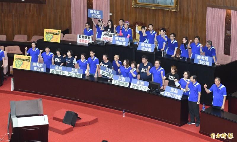 藍委佔領主席台。(記者廖振輝攝)