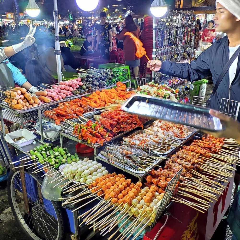 Các món ăn vặt Đà Lạt về đêm vô cùng phong phú tại Chợ Đà Lạt.