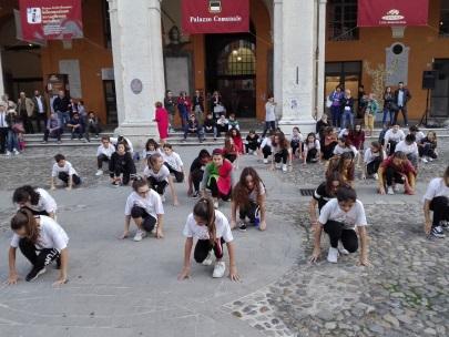 C:\Users\client9\Documents\Foto\2018.19\Erasmus plus lancio Piazza popolo 13.10.18\IMG_20181013_173810.jpg