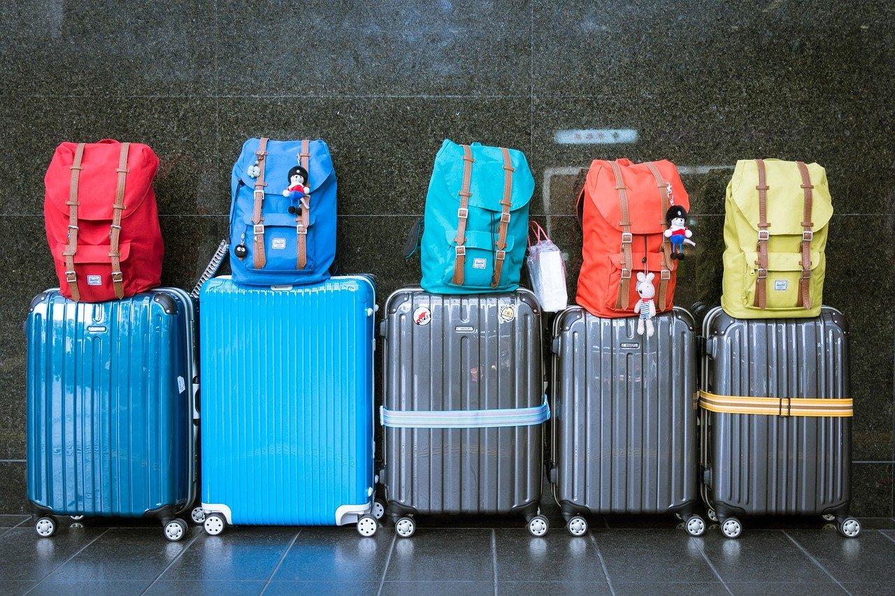 旅行必備小物中，宜具備幫助辨識行李的物件。
