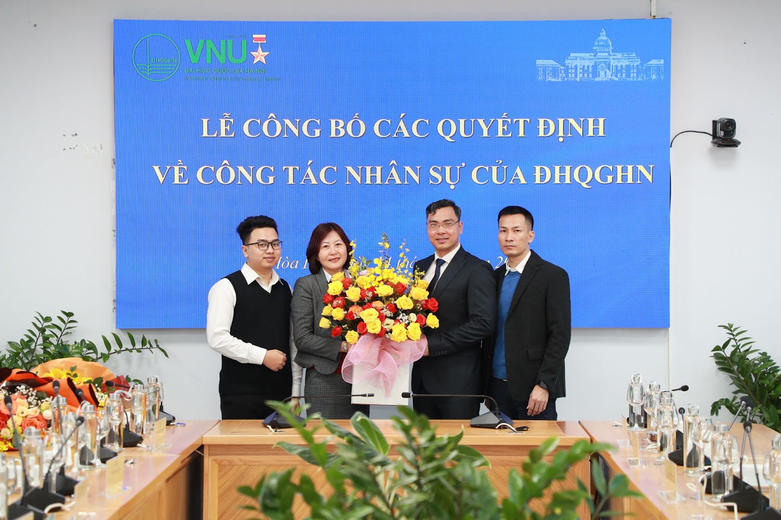 Les représentant.e.s des Département et des Service de l’IFI offrent des fleurs pour féliciter M. Phùng Danh Thắng