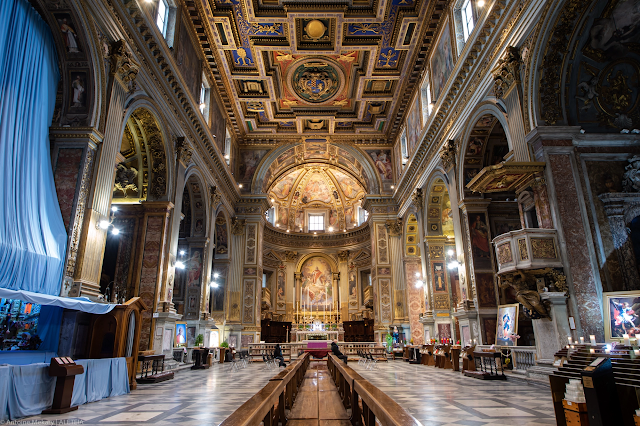 Viếng Vương cung thánh đường San Marcello al Corso và thập giá phép lạ