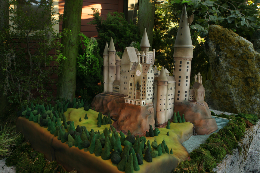 https://pagebookmedia.files.wordpress.com/2013/10/cake-hogwarts.jpg