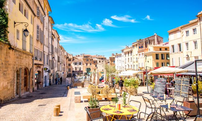 The bustling cafés of Aix en Provence (Shutterstock)