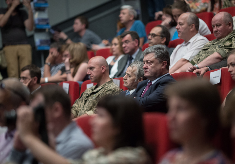 Petro Poroshenko watches the film in the cinema. Photo: president.gov.ua ~