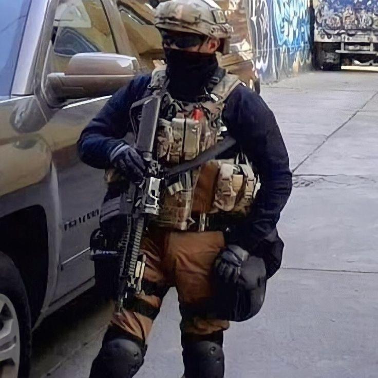 Mexican Army Special Reaction Force opeator armed in the streets of Iztacalco, Mexico City during an operation.