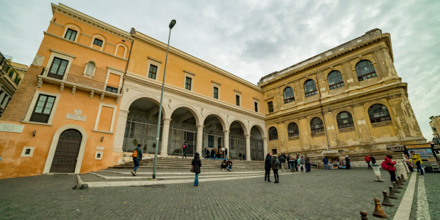 Cầu nguyện tại nhà thờ San Pietro in Vincoli (Thánh Phêrô bị xiềng xích), một bài thánh ca về tự do