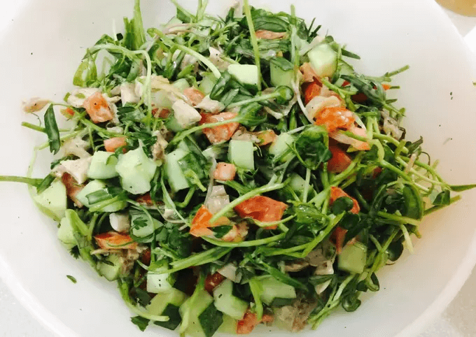 Gà hun khói IKA làm salad healthy với rau mầm