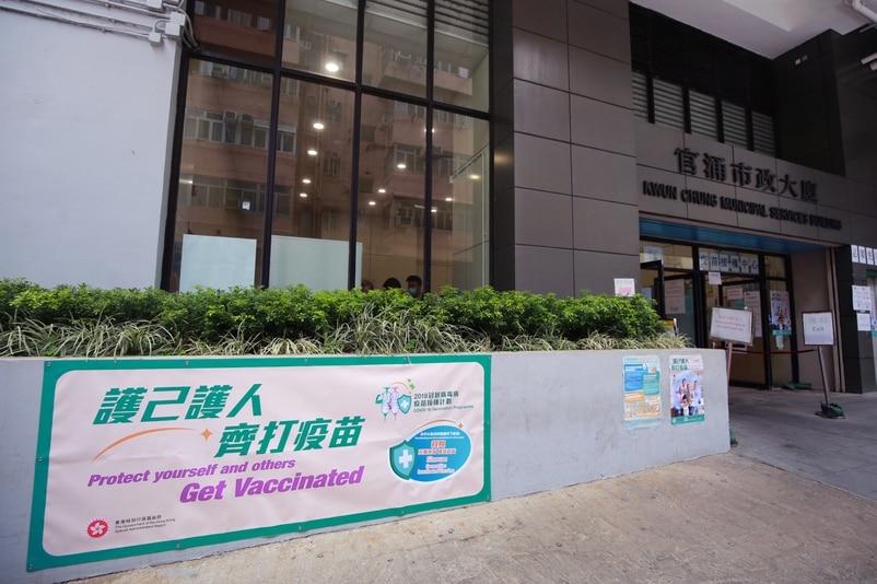 今日市民繼續到官涌體育館的疫苗接種中心接種科興疫苗。本報記者攝