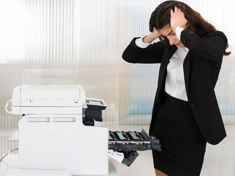 Máy photocopy cũ thường xuyên hư hỏng khiến chất lượng công việc của bạn giảm sút