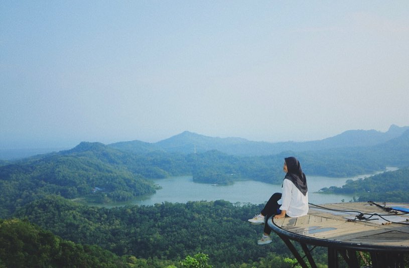 menikmati keindahan wisata kalibiru jogja