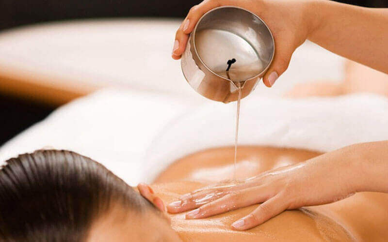 Massage bằng nến xuất hiện phổ biến trong menu của các trung tâm massage Đà Nẵng